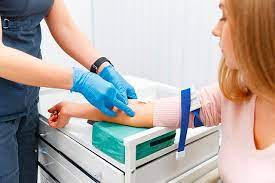 Equipe trabalhando em laboratório clínico
